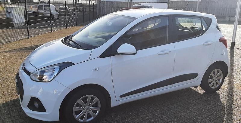 Wit Occasion 2017 Hyundai i10 Comfort Hatchback | € 7.650 (Goede deal) - Afbeelding 1/4