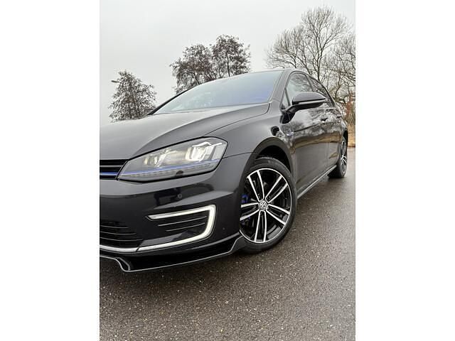 Zwart (metallic) Occasion 2015 VW Golf VII GTE Hatchback | € 7.350 (Eerlijke prijs) - Afbeelding 1/4