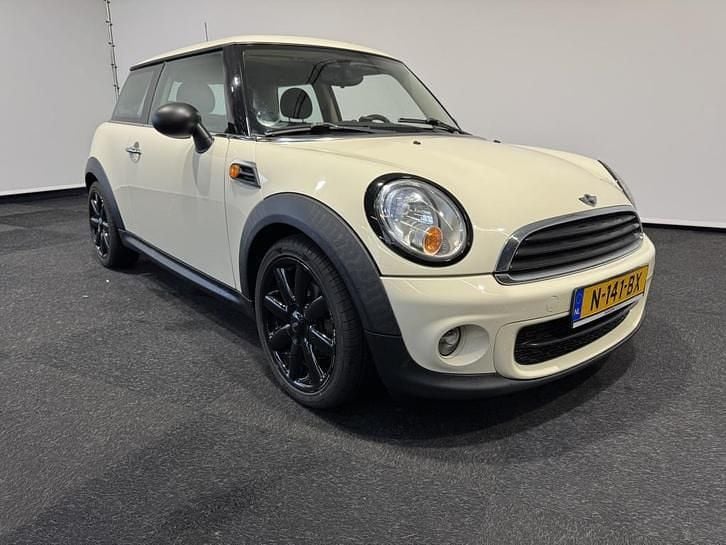 Gebruikt 2011 Mini Cooper Hatchback | € 3.995 - Afbeelding 1/4