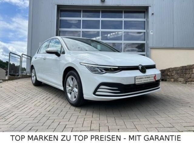 Wit Gebruikt 2022 VW Golf VIII Life Sedan | € 25.697 (Goede deal) - Afbeelding 1/4