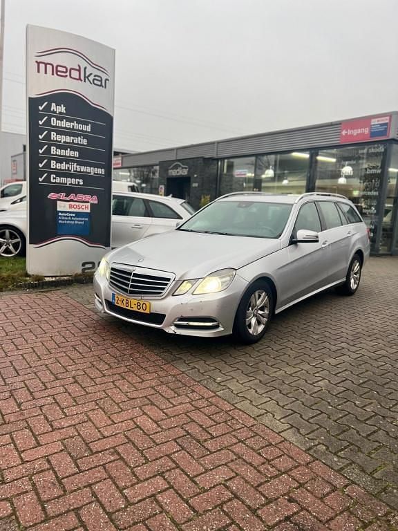 Grijs (metallic) Occasion 2013 Mercedes E200 Stationwagen | € 6.950 (Super prijs) - Afbeelding 1/4