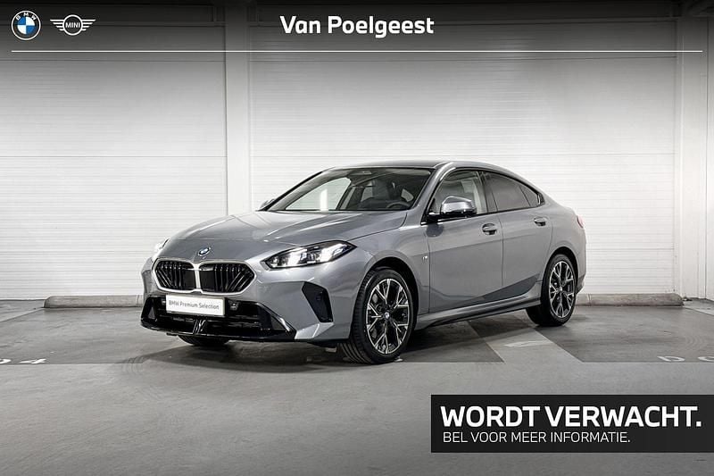 Grijs Gebruikt 2025 BMW 220 M Sport Sedan | € 40.900 (Eerlijke prijs) - Afbeelding 1/4