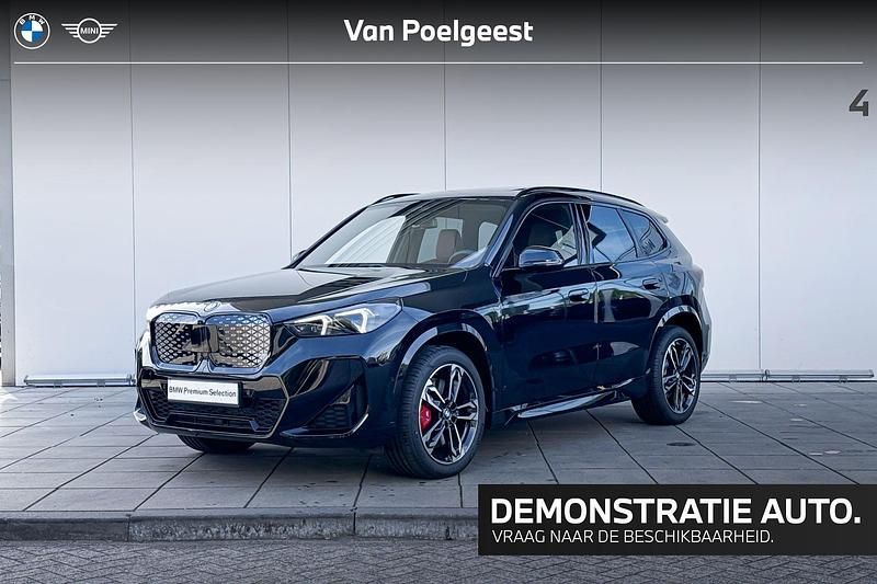 Saphirschwarz metallic (475) (zwart metallic) Gebruikt 2025 BMW iX1 M Sport SUV | € 57.900 - Afbeelding 1/4