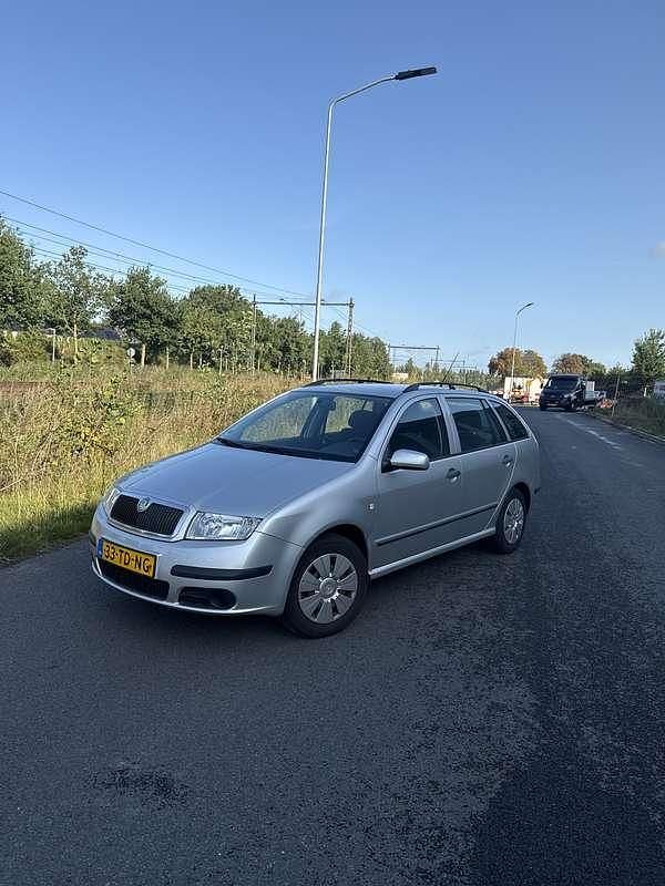 Grijs Occasion 2006 Skoda Fabia Hatchback | € 1.249 (Eerlijke prijs) - Afbeelding 1/4
