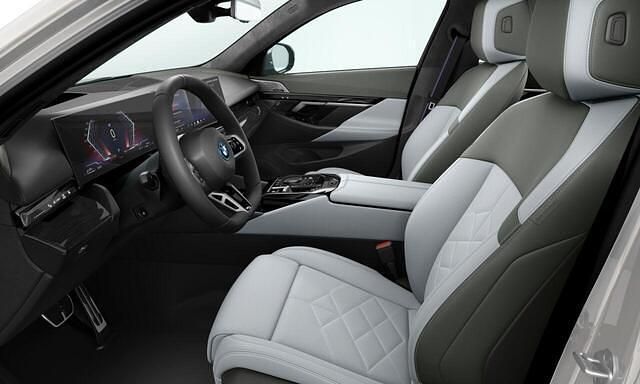Nieuw BMW 550e M Sport 489 PK (359 kW) 2025 Grijs Stationwagen