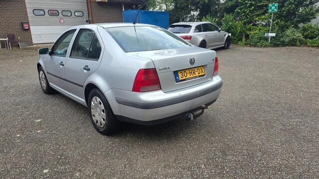 Grijs Gebruikt 2001 VW Bora Sedan | € 1.100 (Eerlijke prijs) - Afbeelding 1/4