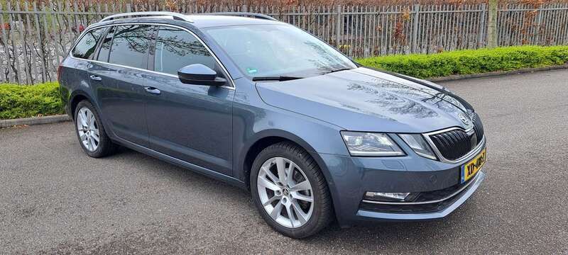 Grijs Gebruikt 2019 Skoda Octavia Style Stationwagen | € 10.950 (Eerlijke prijs) - Afbeelding 1/4