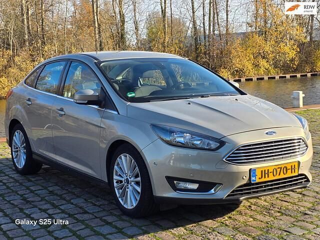 Grijs Gebruikt 2016 Ford Focus Titanium Sedan | € 6.999 (Goede deal) - Afbeelding 1/4