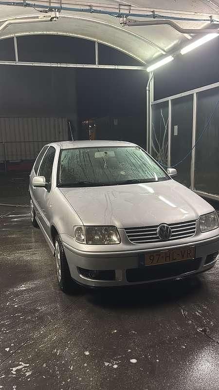 Grijs Occasion 2001 VW Polo Basis Sedan | € 1.500 (Eerlijke prijs) - Afbeelding 1/4