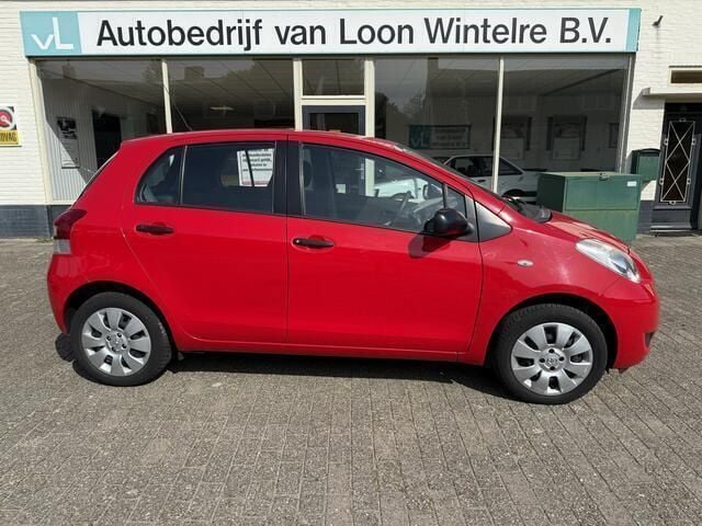 Rood Gebruikt 2010 Toyota Yaris Hatchback | € 4.950 (Eerlijke prijs) - Afbeelding 1/4