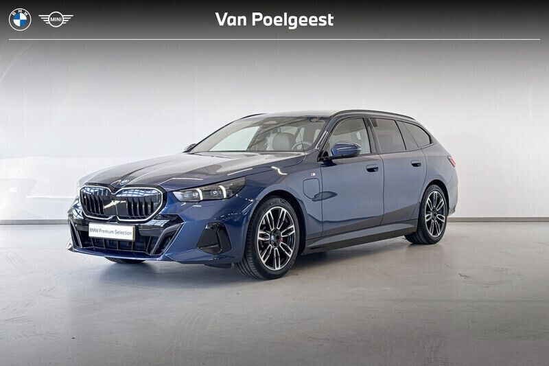Blauw, metallic lak Gebruikt 2024 BMW 530e M Sport Stationwagen | € 65.495 - Afbeelding 1/4