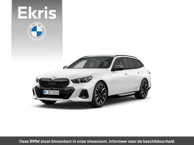 Wit, metallic lak Nieuw 2024 BMW 520 M Sport Stationwagen | € 99.537 (Iets duurder) - Afbeelding 1/4