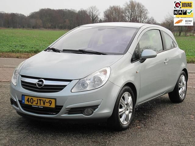 Groen (metallic) Occasion 2009 Opel Corsa Cosmo Hatchback | € 3.650 (Eerlijke prijs) - Afbeelding 1/4