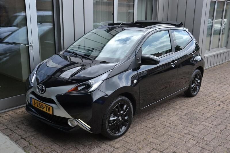 Occasion Toyota Aygo X-wave 69 PK (50 kW) 2016 Zwart Hatchback