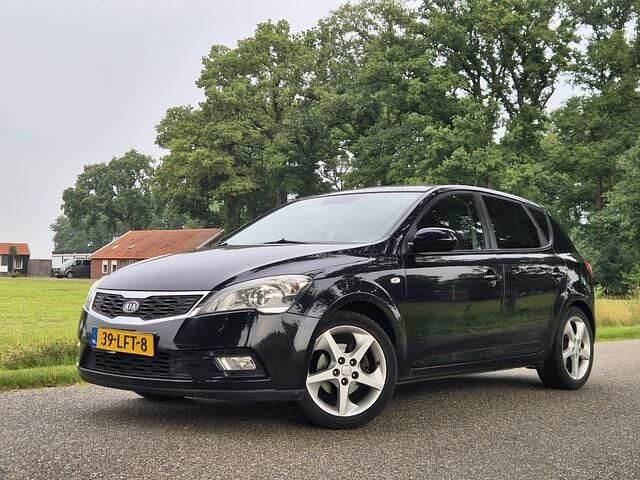 Zwart Gebruikt 2010 Kia Ceed Hatchback | € 2.999 (Eerlijke prijs) - Afbeelding 1/4