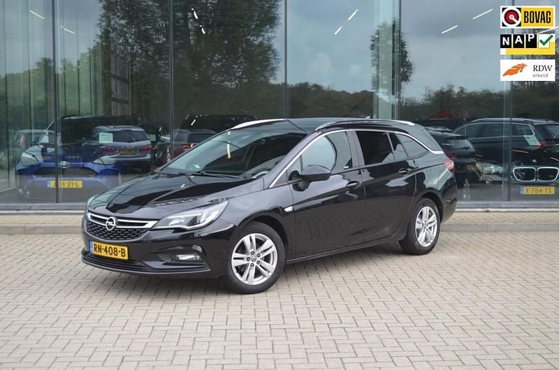 Zwart Gebruikt 2018 Opel Astra Edition Stationwagen | € 9.945 (Eerlijke prijs) - Afbeelding 1/4