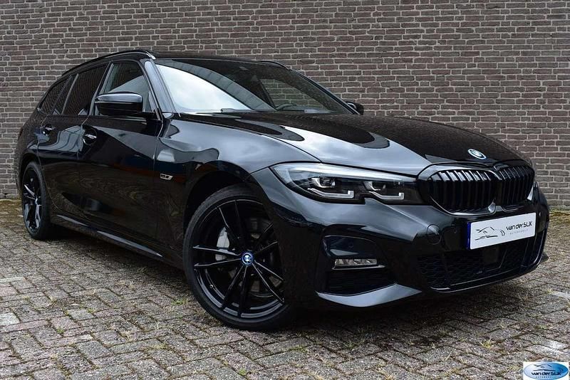 Zwart Gebruikt 2022 BMW 330e Executive Stationwagen | € 39.950 (Iets duurder) - Afbeelding 1/4