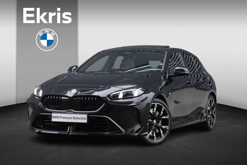 Zwart Gebruikt 2024 BMW 120 Comfort Edition Hatchback | € 43.900 (Eerlijke prijs) - Afbeelding 1/4