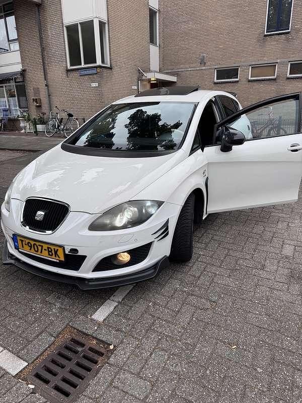 Wit Gebruikt 2009 Seat Leon Reference MPV | € 3.300 (Eerlijke prijs) - Afbeelding 1/4
