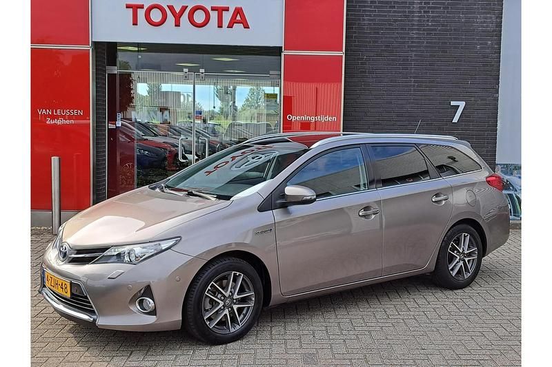 Bruin Occasion 2015 Toyota Auris Touring Sports Stationwagen | € 13.499 (Eerlijke prijs) - Afbeelding 1/1