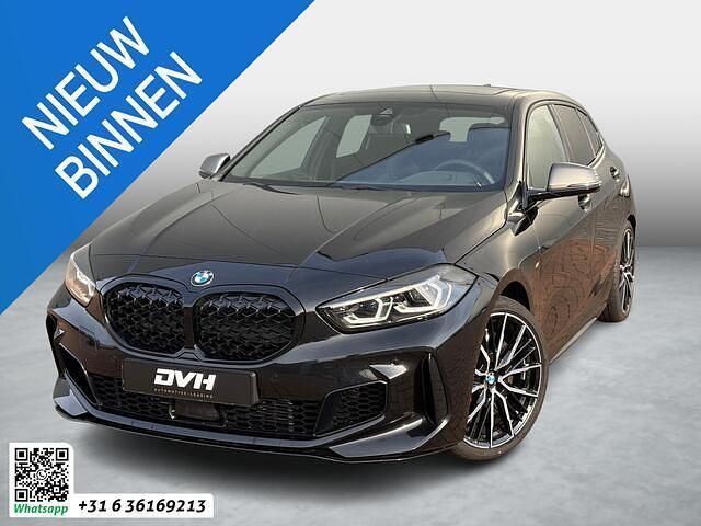 Zwart (metallic) Gebruikt 2025 BMW M135 Basis Hatchback | € 56.995 (Iets duurder) - Afbeelding 1/4