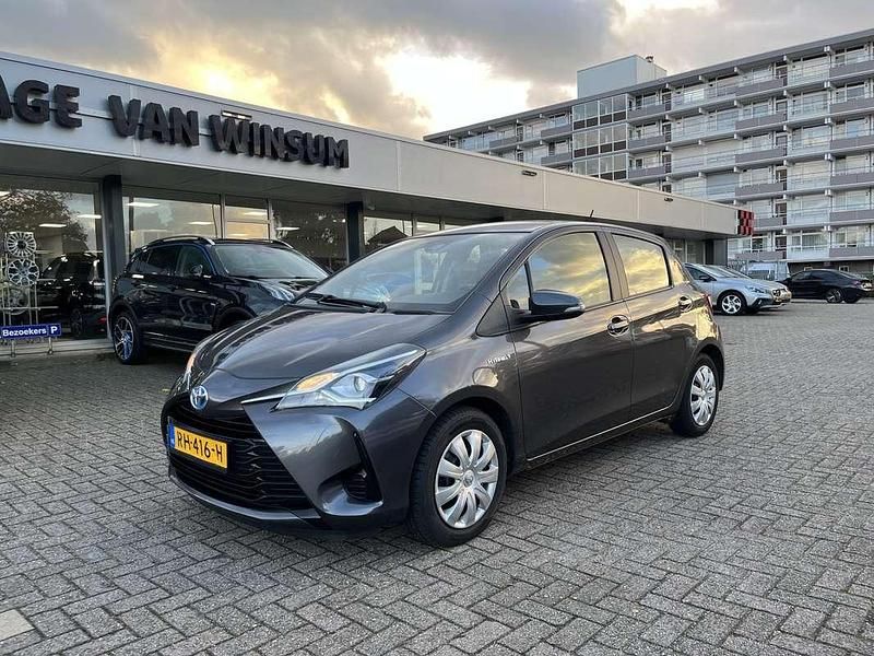 Grijs Gebruikt 2017 Toyota Yaris Hybrid Hatchback | € 14.250 (Goede deal) - Afbeelding 1/4