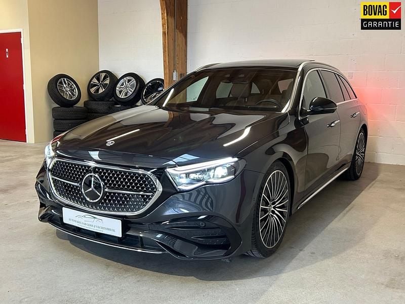 Grijs Gebruikt 2023 Mercedes E300 AMG line Stationwagen | € 65.995 - Afbeelding 1/4