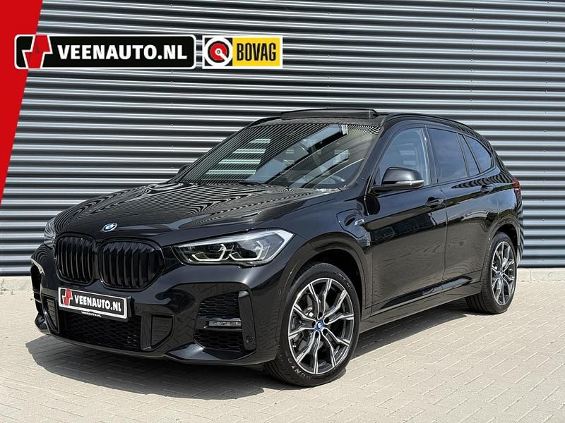 Zwart, metallic lak Gebruikt 2022 BMW X1 M Sport SUV | € 36.945 (Iets duurder) - Afbeelding 1/4