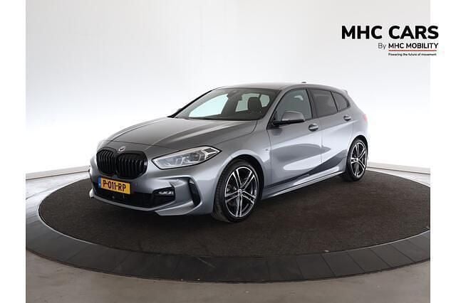 Grijs, metallic lak Gebruikt 2022 BMW 118 Executive Hatchback | € 25.400 (Eerlijke prijs) - Afbeelding 1/4