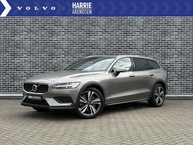 Grijs, metallic lak Gebruikt 2018 Volvo V60 CC Pro Stationwagen | € 32.899 (Eerlijke prijs) - Afbeelding 1/4