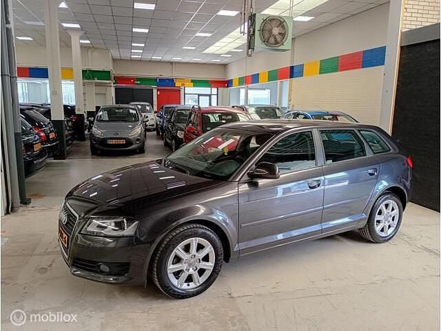 Grijs Gebruikt 2009 Audi A3 Sportback Attraction Hatchback | € 7.249 (Eerlijke prijs) - Afbeelding 1/4