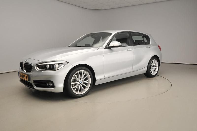 Grijs Gebruikt 2019 BMW 118 Sport Line Hatchback | € 17.900 (Eerlijke prijs) - Afbeelding 1/4