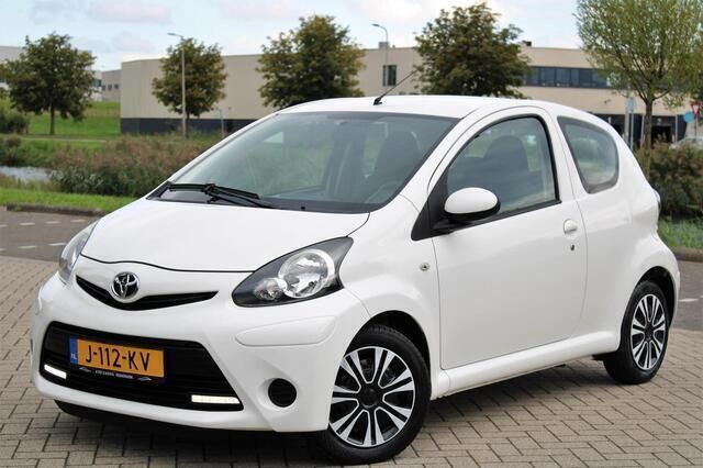 Wit Occasion 2012 Toyota Aygo Comfort Hatchback | € 4.499 (Iets duurder) - Afbeelding 1/4