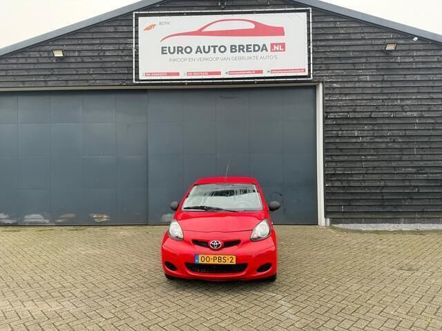 Rood Gebruikt 2011 Toyota Aygo Hatchback | € 2.450 (Eerlijke prijs) - Afbeelding 1/4