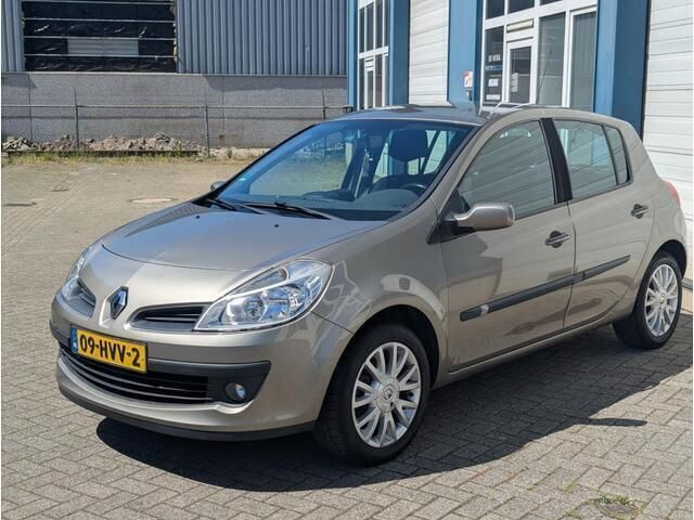 Beige Gebruikt 2009 Renault Clio II Collection Hatchback | € 2.995 (Eerlijke prijs) - Afbeelding 1/4