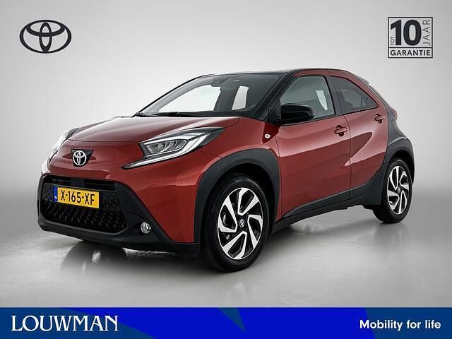 Rood metallic Gebruikt 2024 Toyota Aygo Pulse Hatchback | € 21.895 (Iets duurder) - Afbeelding 1/4