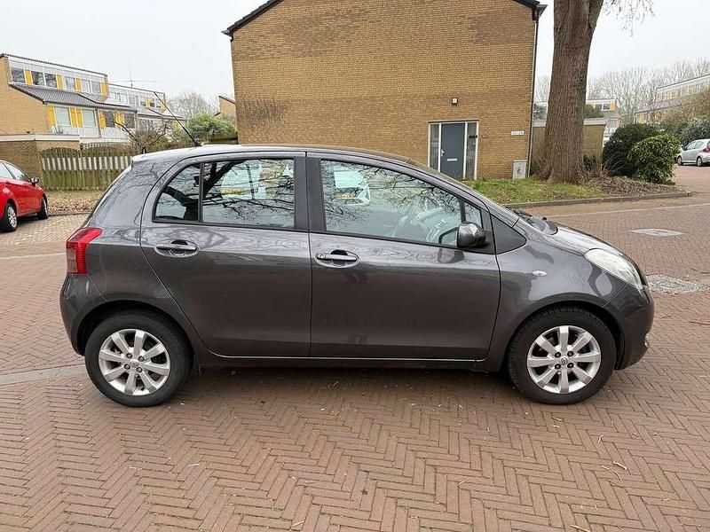 Occasion Toyota Yaris 87 PK (63 kW) 2008 Grijs Hatchback