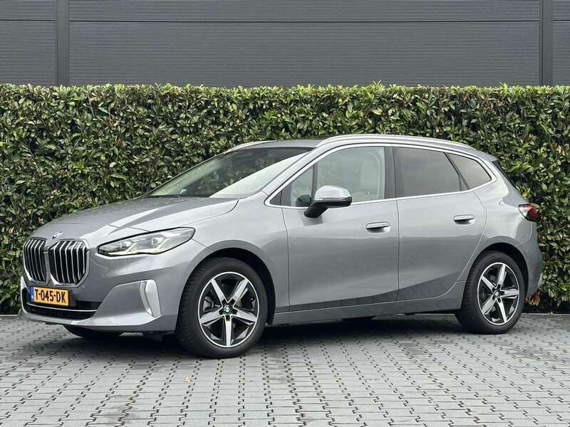 Grijs Gebruikt 2023 BMW 223 Active Tourer MPV | € 38.950 - Afbeelding 1/4