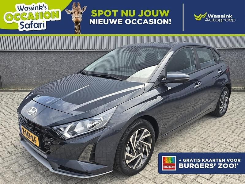 Grijs Gebruikt 2024 Hyundai i20 Comfort Hatchback | € 22.535 (Eerlijke prijs) - Afbeelding 1/4