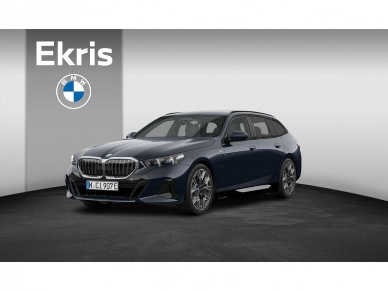Carbonschwarz metallic Gebruikt 2024 BMW 530e Comfort Edition Stationwagen | € 66.950 - Afbeelding 1/4