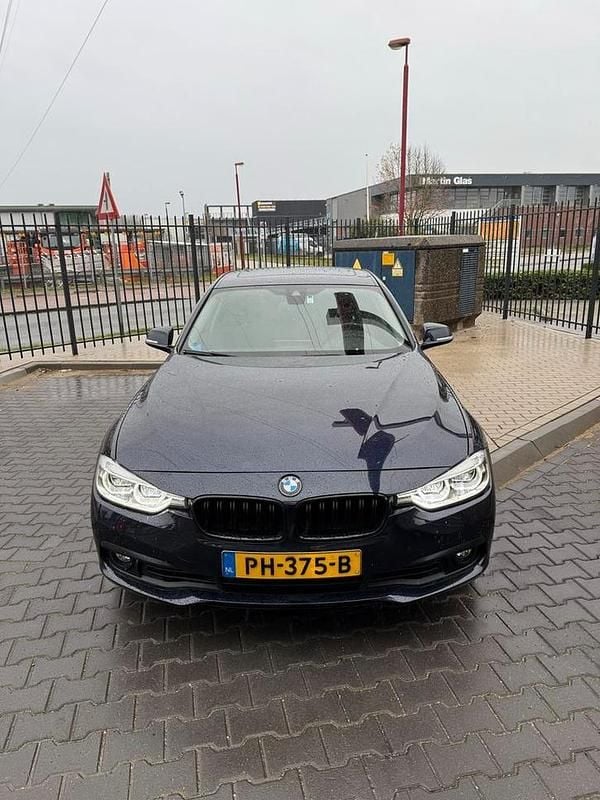 Blauw Gebruikt 2017 BMW 320 Executive Sedan | € 17.000 (Goede deal) - Afbeelding 1/4