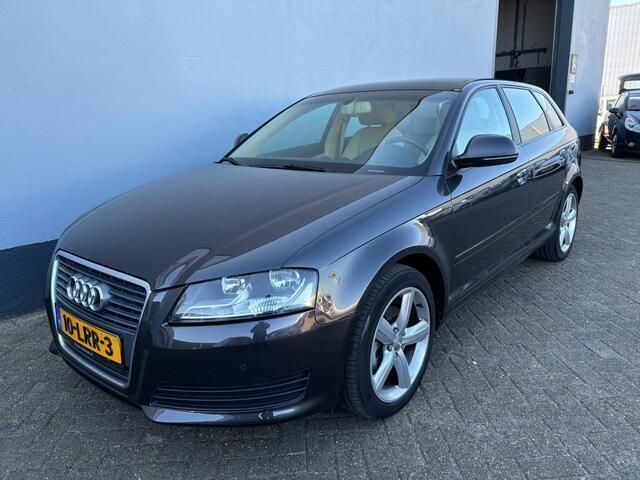 Grijs, metallic lak Gebruikt 2010 Audi A3 Sportback Ambiente Hatchback | € 9.450 (Eerlijke prijs) - Afbeelding 1/4