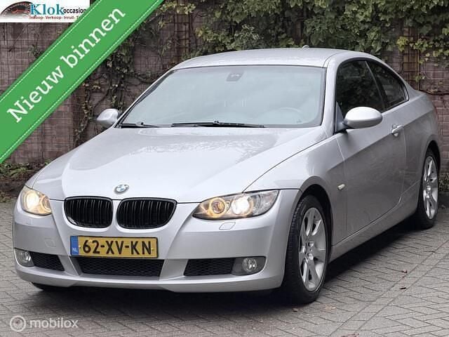 Grijs Occasion 2007 BMW 320 Coupé | € 6.450 (Eerlijke prijs) - Afbeelding 1/4