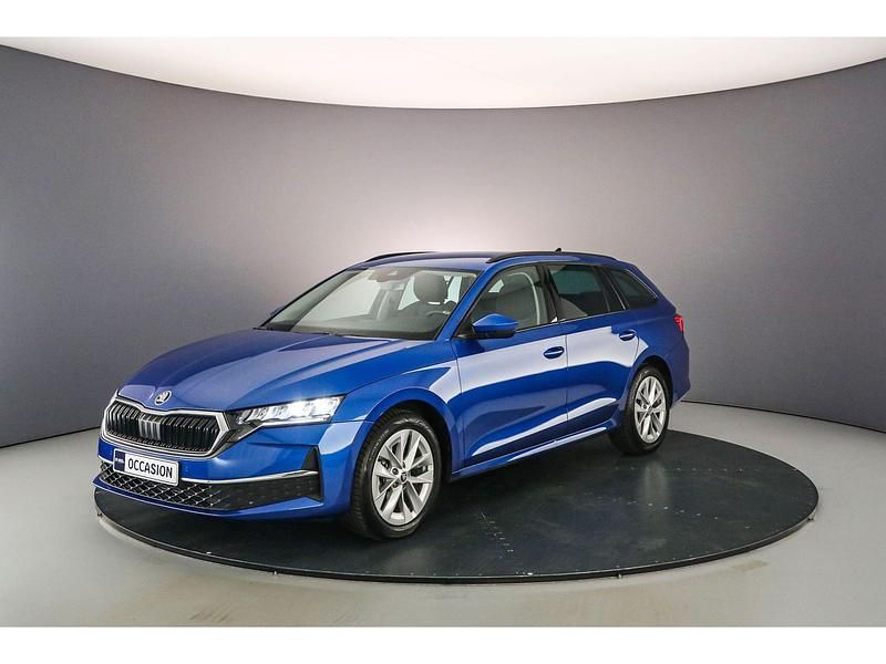Race blue Gebruikt 2024 Skoda Octavia Business Line Stationwagen | € 34.900 (Eerlijke prijs) - Afbeelding 1/4