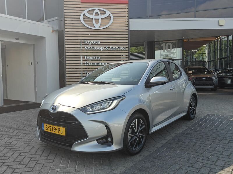Grijs Gebruikt 2023 Toyota Yaris Hatchback | € 21.940 (Eerlijke prijs) - Afbeelding 1/4