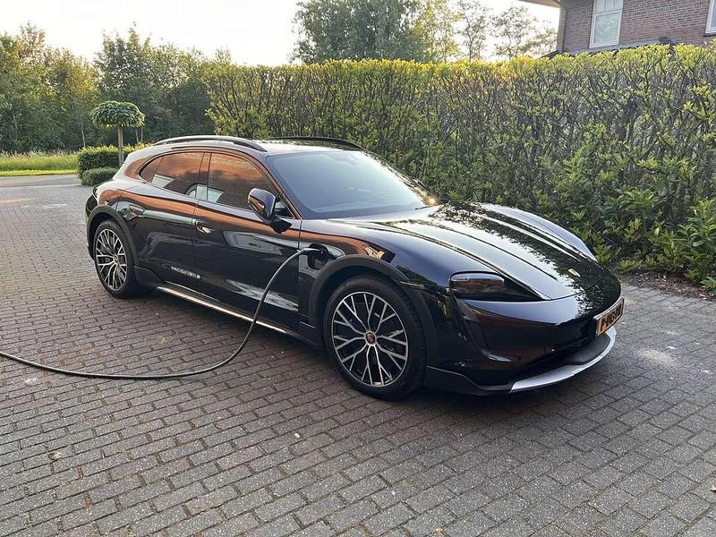 Zwart Gebruikt 2021 Porsche Taycan Cross Turismo Sedan | € 67.500 (Iets duurder) - Afbeelding 1/4