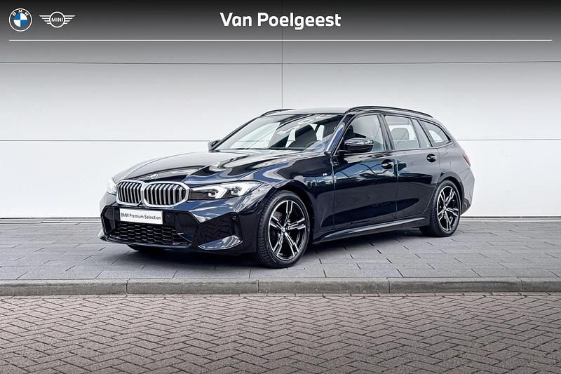 Saphirschwarz metallic (zwart metallic) Gebruikt 2024 BMW 318 Shadowline Stationwagen | € 43.900 (Goede deal) - Afbeelding 1/4