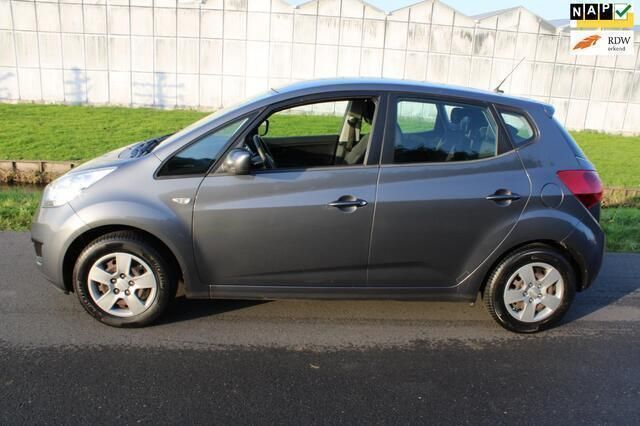 Grijs Gebruikt 2010 Kia Venga Hatchback | € 4.900 (Duur) - Afbeelding 1/4