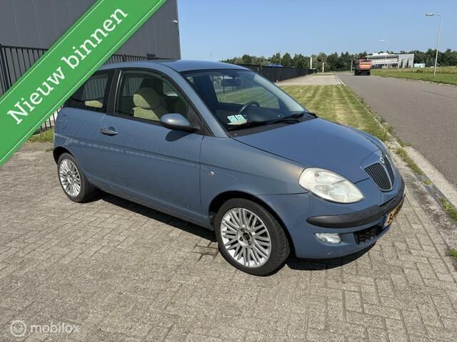Grijs Gebruikt 2004 Lancia Ypsilon Hatchback | € 1.450 (Eerlijke prijs) - Afbeelding 1/4