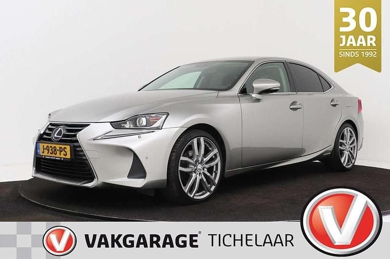 Occasion Lexus IS300h 223 PK (164 kW) 2017 Grijs, metallic lak Sedan